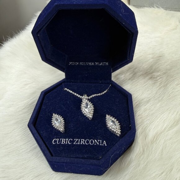 MACY'S SILVER PLATED CUBIC ZIRCONIA NAVETTE DROP EARRINGS & NECKLACE 18" SET NIB - Picture 3 of 5